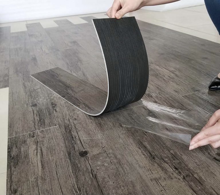 Tấm dán sàn nhựa là gì